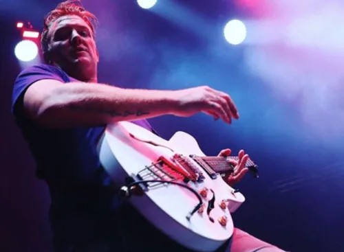 Josh Homme, da banda Queens of the Stone Age, chuta fotógrafa no rosto. Assista!