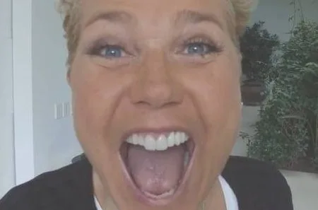 Xuxa estreia canal no YouTube e se diverte