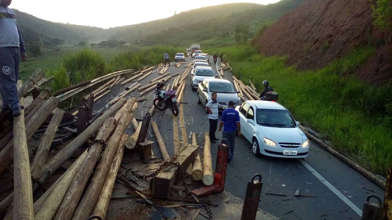 Caminhões batem, duas pessoas morrem e carga de madeira interdita BR-259 em João Neiva