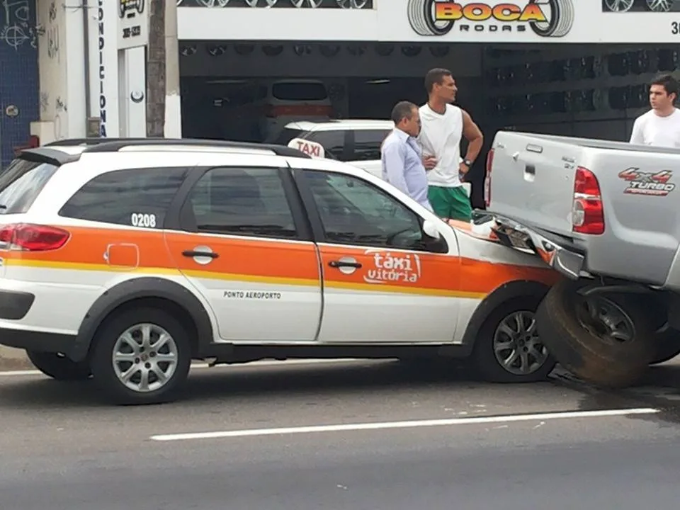 Engavetamento entre quatro carros deixa trânsito tumultuado na Fernando Ferrari