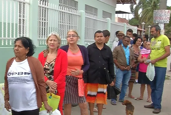 Moradores dormem em fila para conseguir ficha para exame em unidade de saúde de Cariacica