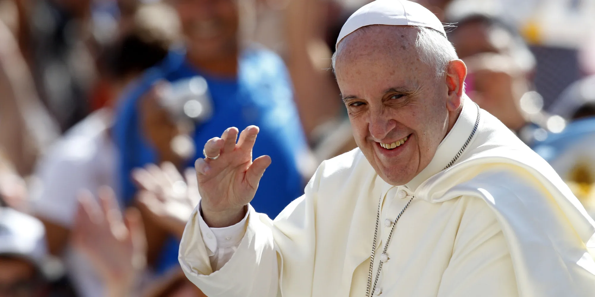 El papa Francisco saluda a los feligreses a su llegada a la Plaza de San Pedro para su audiencia general semanal el miércoles 4 de septiembre de 2013. (Foto AP/Riccardo De Luca)