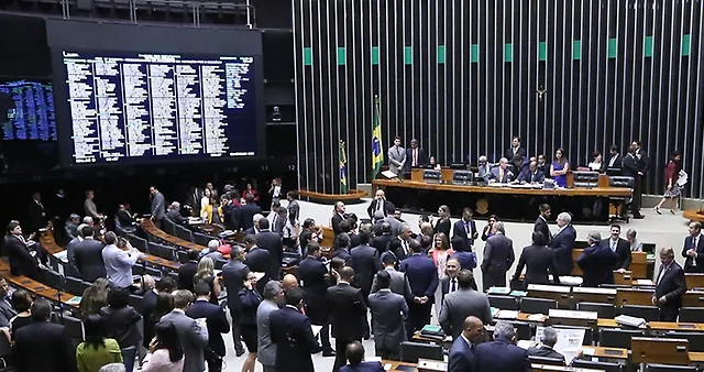 Líderes defendem redivisão da comissão de impeachment após troca-troca partidário