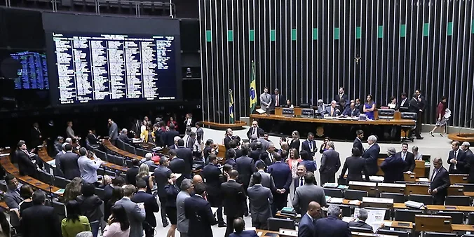 Líderes defendem redivisão da comissão de impeachment após troca-troca partidário