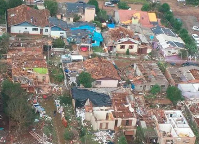 Tornado deixa dois mortos no oeste de Santa Catarina