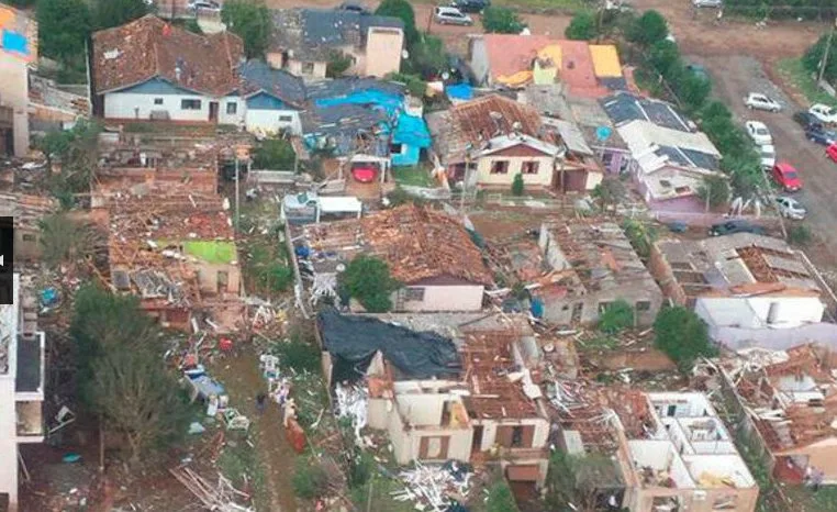 Tornado deixa dois mortos no oeste de Santa Catarina