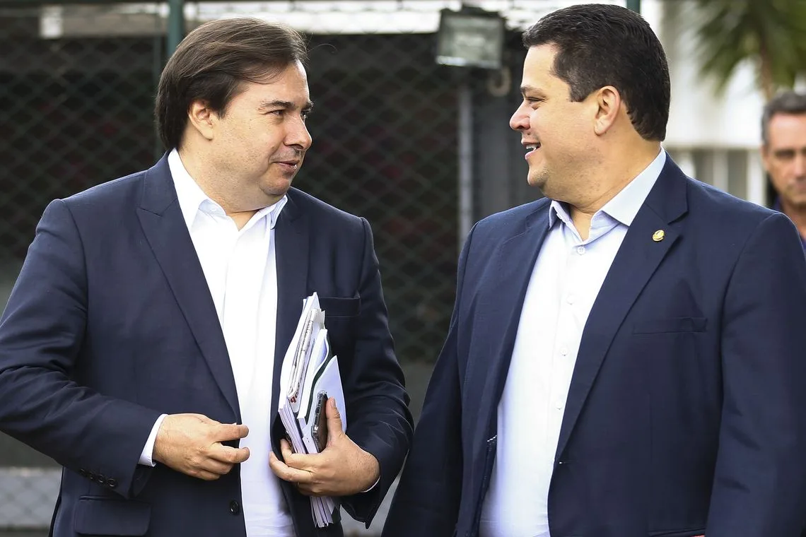 Os presidentes da Câmara, Rodrigo Maia, e do Senado, Davi Alcolumbre, após reunião com o senador Tasso Jereissati na residência oficial da presidência da Câmara.