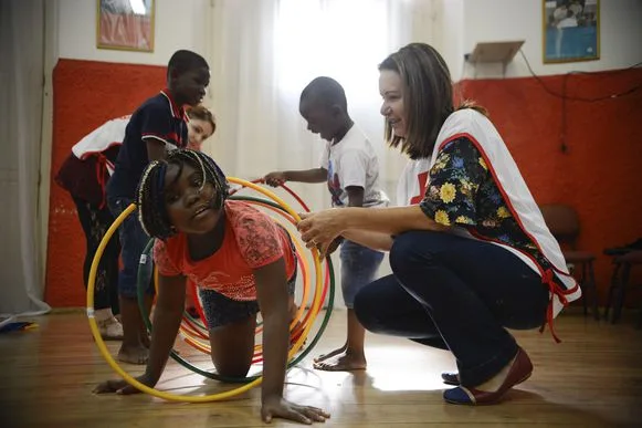 Rio de Janeiro – Os irmãos Yedidia, Josue e Schilo, refugiados do Congo, participam de atividade com voluntários na sede da Cruz Vermelha para comemorar o Dia das Crianças (Fernando Frazão/Agência Brasil)