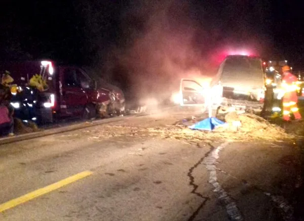 Acidente entre caminhão e carro deixa três feridos na BR 101, em Guarapari