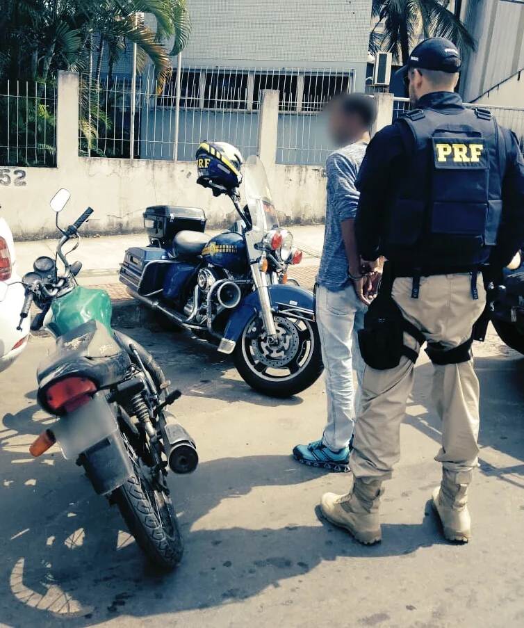 Homem é preso com moto roubada e CNH vencida