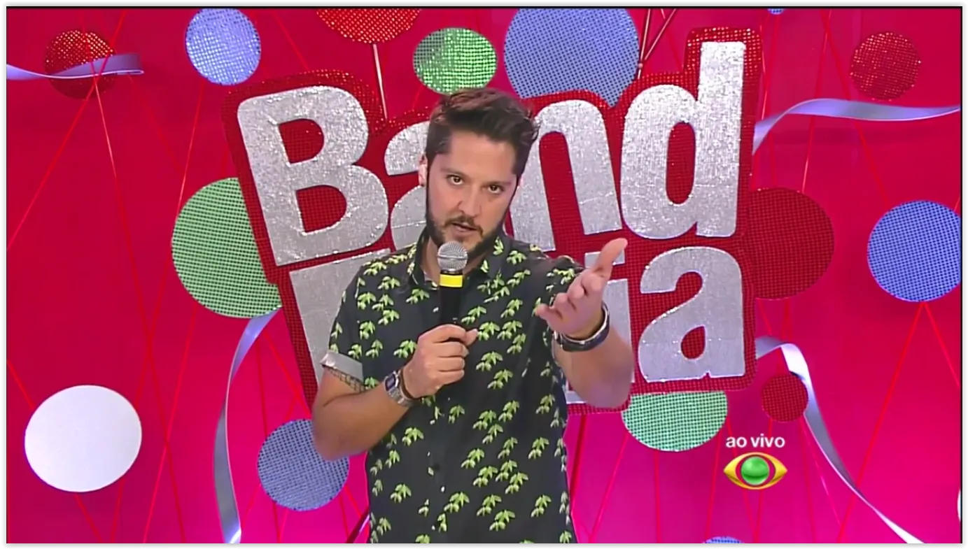 Apresentador da Band se confunde e quase anuncia "SBT Folia"