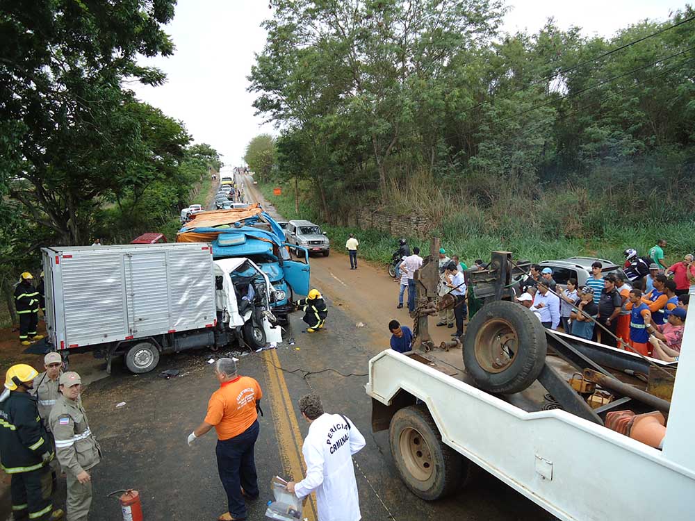 Dois mortos e cinco feridos em grave acidente entre carro e caminhões em Cachoeiro