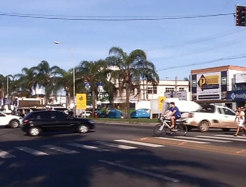 Piloto sem carteira bate motocicleta em ônibus e carona morre na hora na Serra