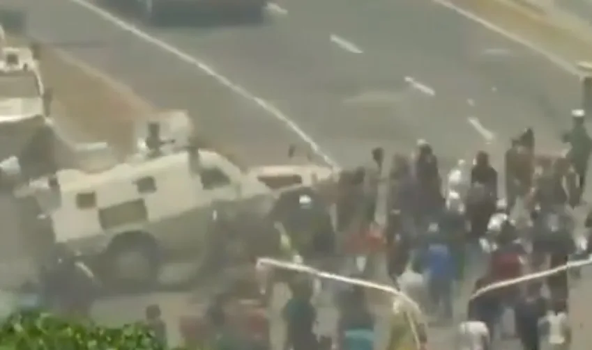 VÍDEO | Blindado venezuelano atropela manifestantes durante conflito em Caracas