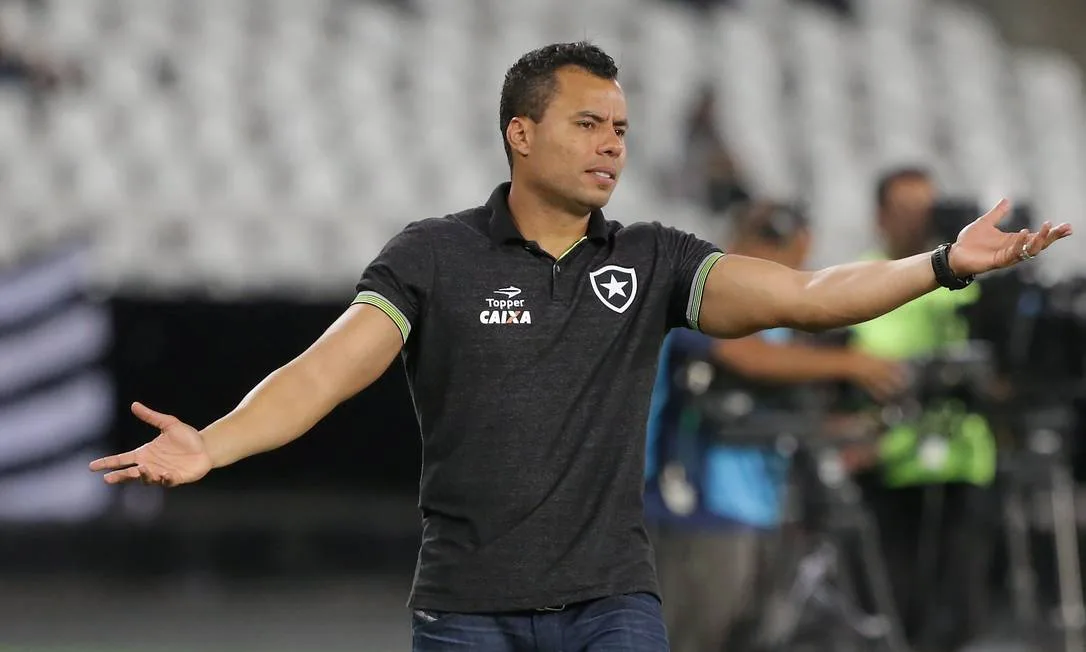 Jair Ventura lamenta chances perdidas pelo Botafogo e descarta poupar titulares