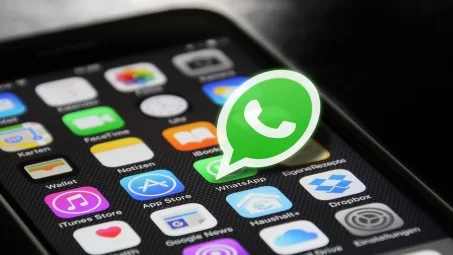 Confira 'truque' para saber quem te mandou mensagem no WhatsApp antes de pegar o celular