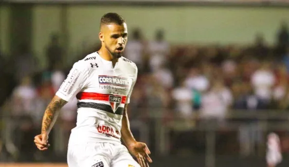 Diretoria do São Paulo fica irritada com postura do zagueiro Lucão após falhas