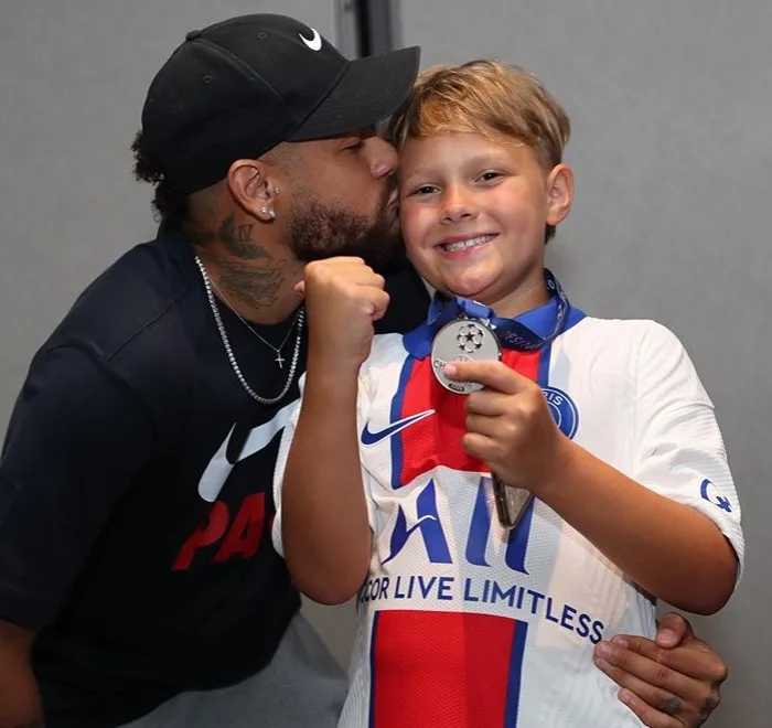 Filho de Neymar Jr. celebra aniversário de nove anos usando medalha de vice-campeão do jogador na Champions