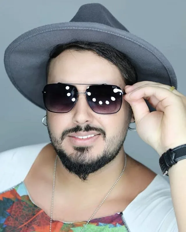 Vídeos mostram cantor sertanejo em show horas antes de morrer