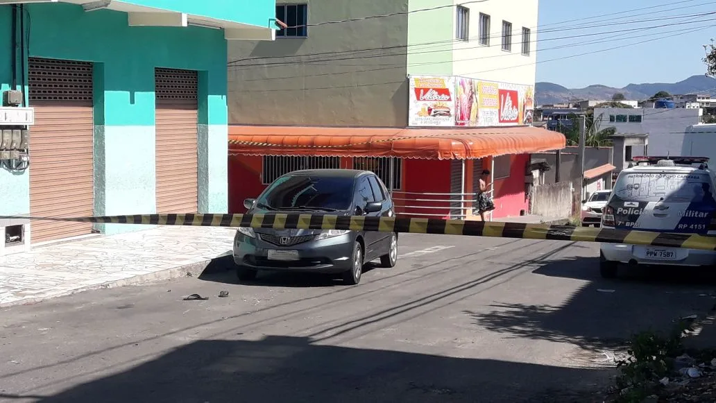 Motorista de aplicativo e passageiro são baleados dentro de carro em Cariacica