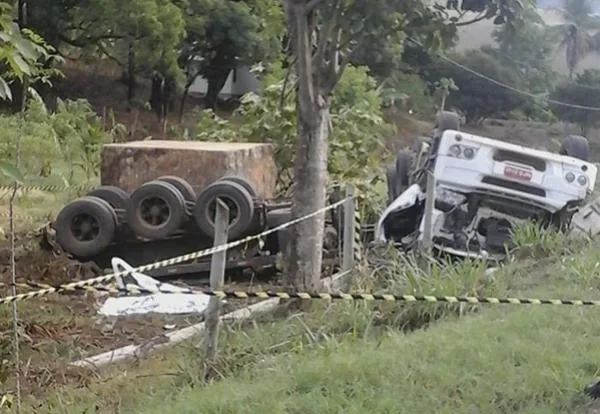 Carreta com bloco de pedra tomba e motorista morre em Cachoeiro de Itapemirim