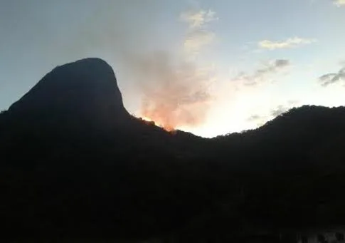 Fogo atinge vegetação na Pedra dos Dois Olhos, em Vitória