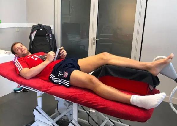 Em recuperação, Neuer fica fora da pré-temporada do Bayern na Ásia