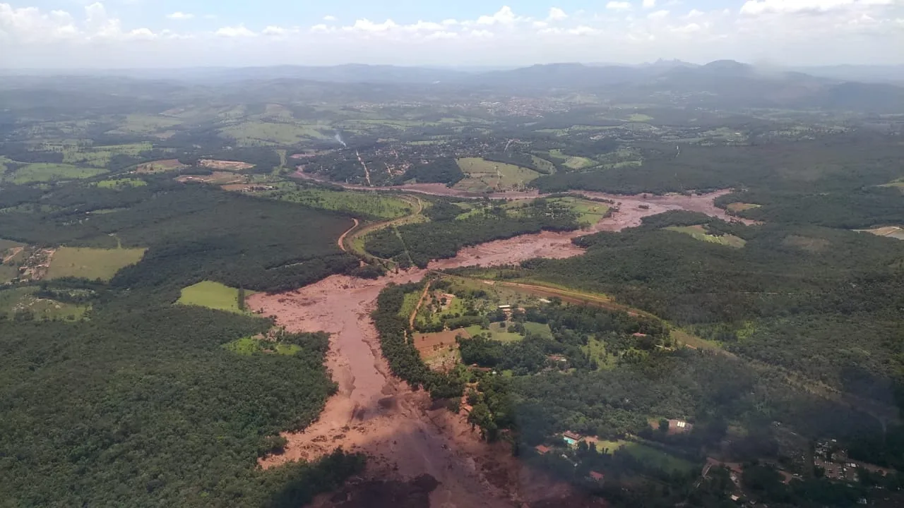 Bombeiros sobrevoam área afetada por rompimento de barragem em Minas