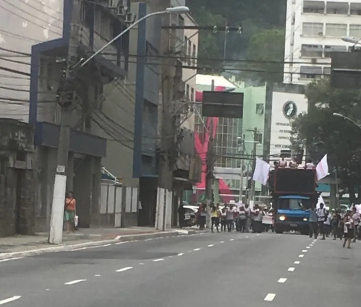 Servidores públicos fazem manifestação e interditam ruas no Centro de Vitória