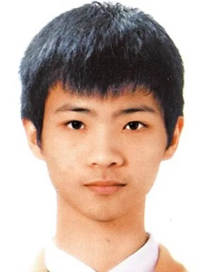 Picture shows : Hsueh Jun-chen portrait A computer games addict set himself on fire after being told by his dad to stop playing. Online games nut Hsueh Jun-Chen, 22, had been in his room at his family home in the town of Fenyuan in west Taiwan when dad Liu, 48, knocked on his door and […]