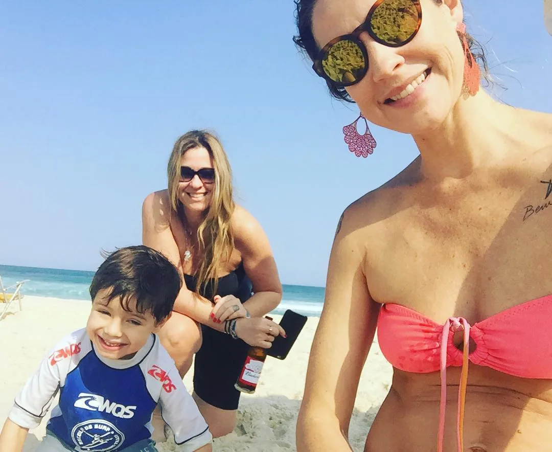 Após rumores de crise no casamento, Luana Piovani curte praia com o filho mais velho, Dom