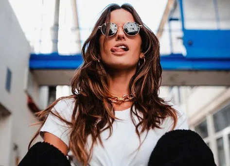 Izabel Goulart posa toda sensual e compartilha foto no Instagram