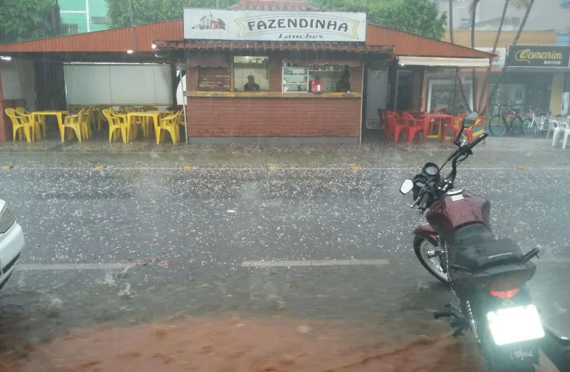 Chuva de granizo provoca destruição em Guaçuí