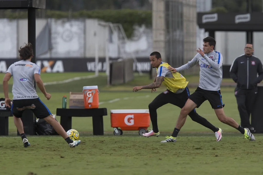 Corinthians, em alta, recebe o instável Santos em clássico no Itaquerão