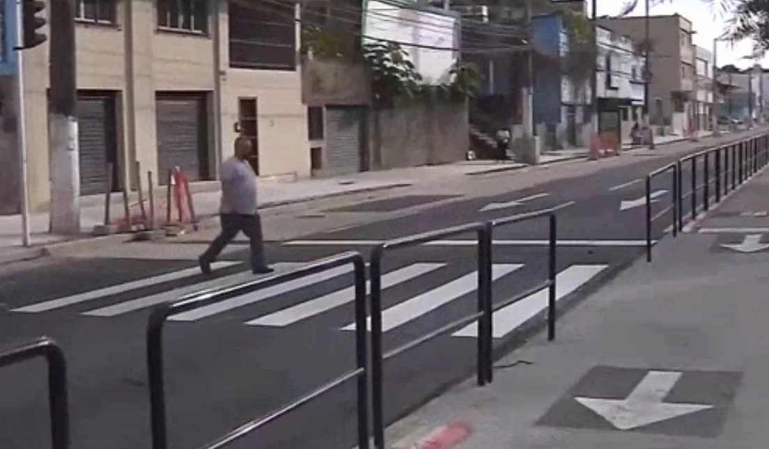 Passarela da Avenida Vitória é removida; local conta agora com faixa de pedestres e semáforo