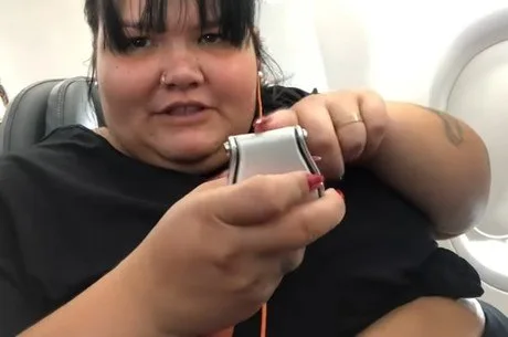 Dançarina plus size reclama do tamanho de assentos de avião