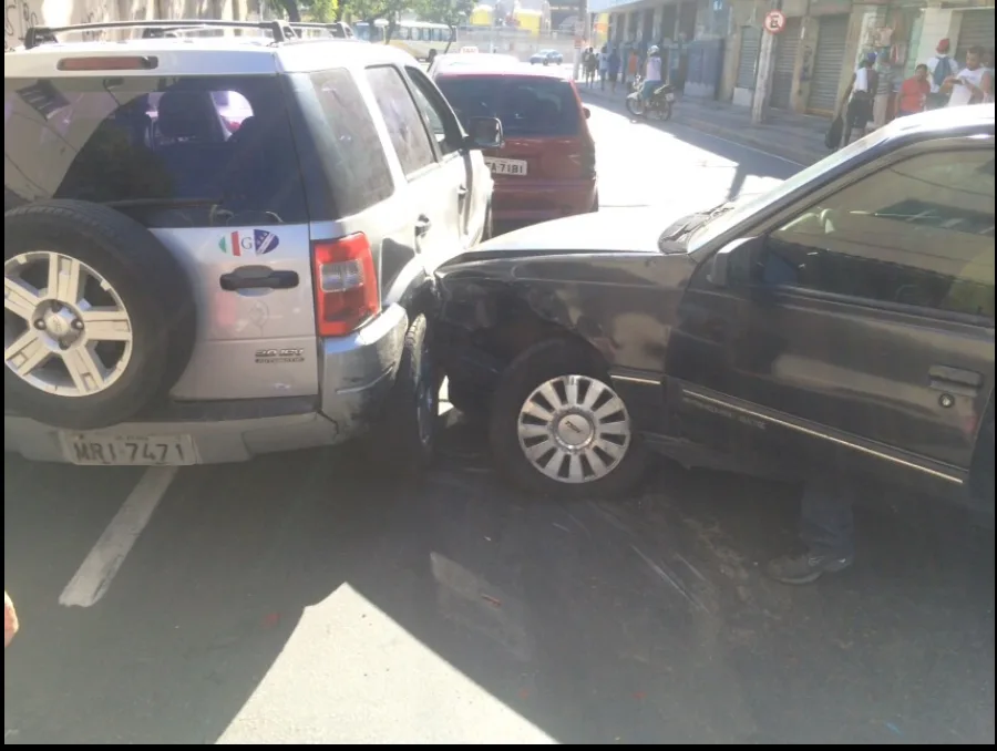 Engavetamento com cinco carros e um ônibus complica trânsito no Centro de Vitória