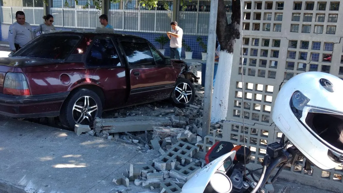 Carro derruba muro e invade pátio de escola na Serra