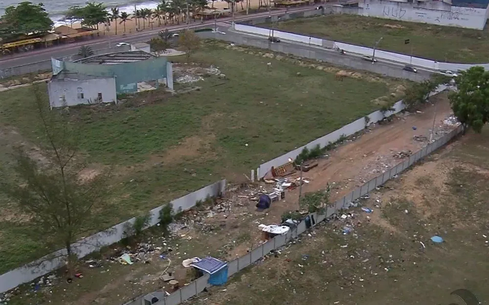 Rua em bairro nobre de Vila Velha vira depósito de lixo e abrigo irregular para moradores de rua