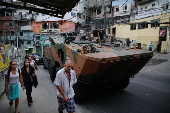 Rio de Janeiro – Militares fazem operaÃ§Ã£o na favela da Rocinha apÃ³s guerra entre quadrilhas rivais de traficantes pelo controle da Ã¡rea (Fernando FrazÃ£o/AgÃªncia Brasil) rocinha defesa segurança violência