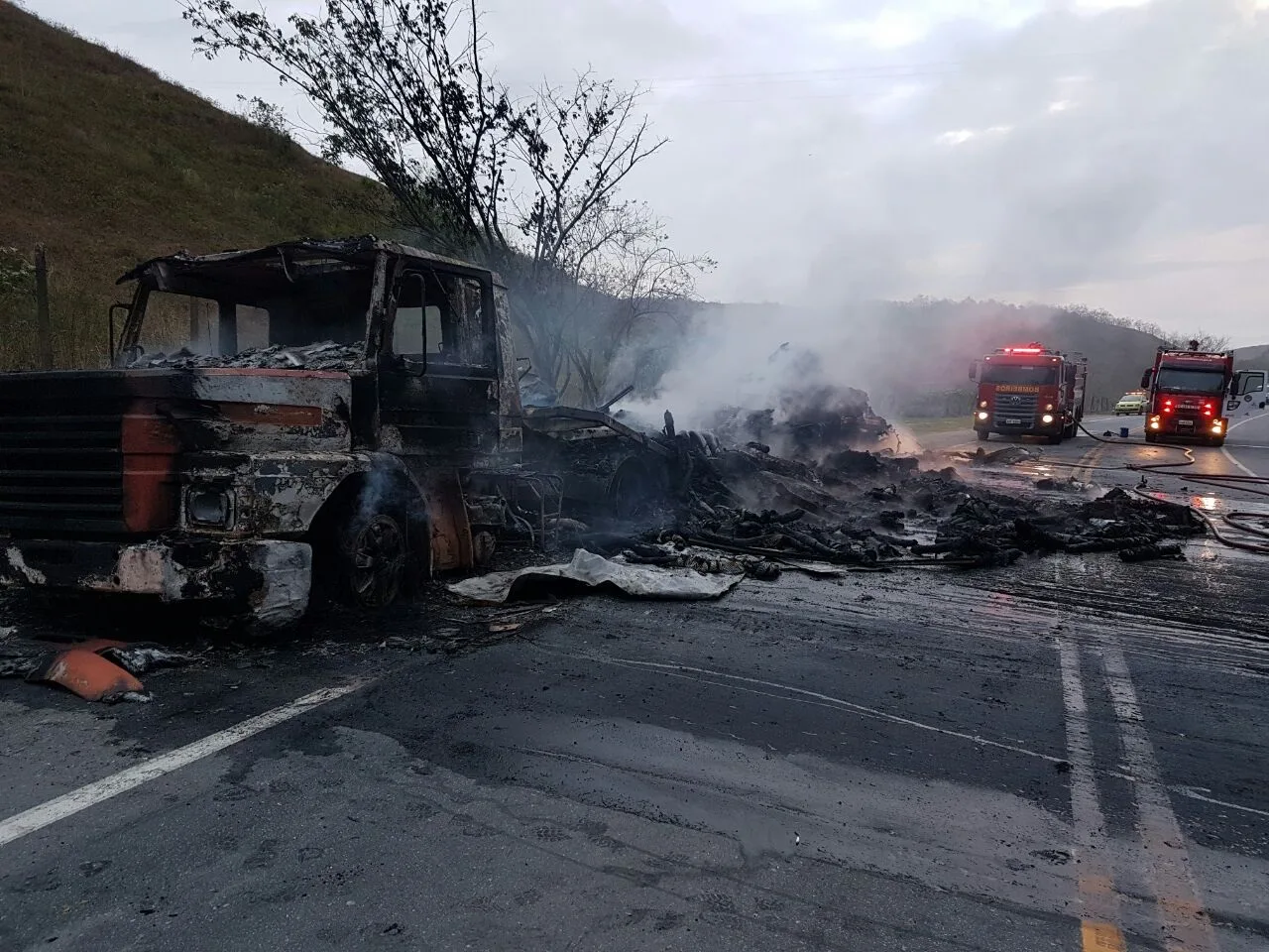 Carreta carregada com tecido pega fogo após pane elétrica na BR-101 em Atílio Vivácqua