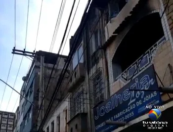 Casa de dois andares pega fogo no Centro de Vitória