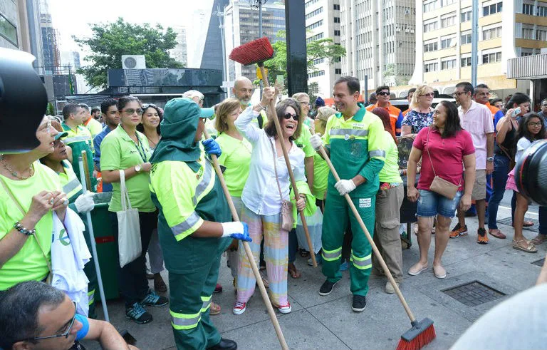 João Doria é tietado e recebe artista em segundo dia de ação vestido como gari