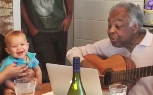 Vídeo mostra Gilberto Gil compondo música para a bisneta Sol de Maria. Assista!