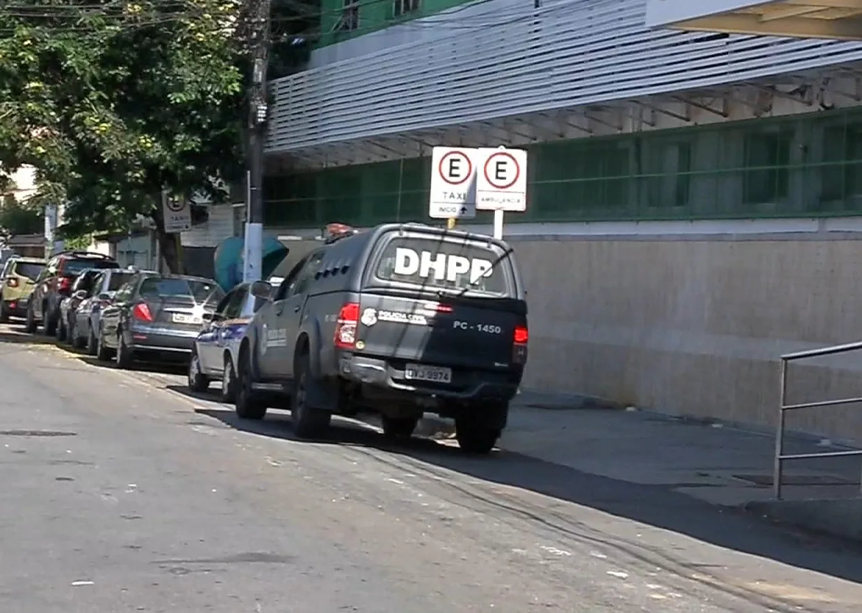 Jovem é baleado na nuca e deixado por amigo em frente à Secretaria de Saúde em Vila Velha