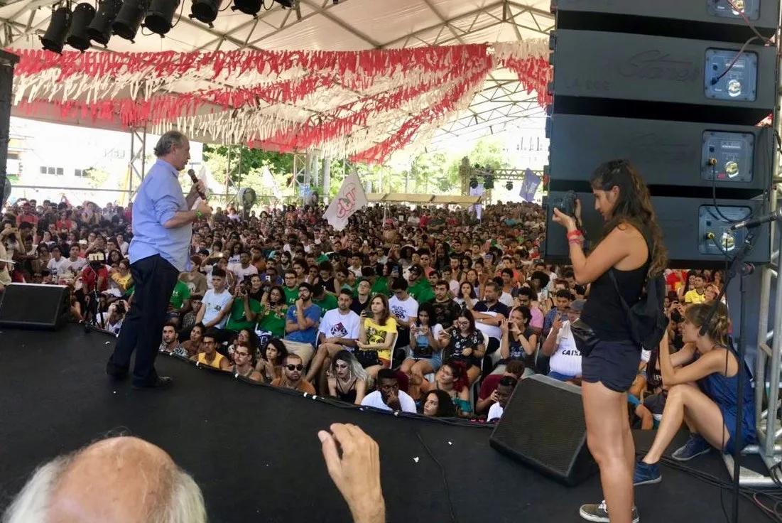 'O Lula tá preso, babaca', diz Ciro Gomes após ser vaiado em evento da União Nacional dos Estudantes