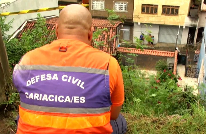 Encosta desmorona e ruas ficam alagadas por conta da chuva na Grande Vitória