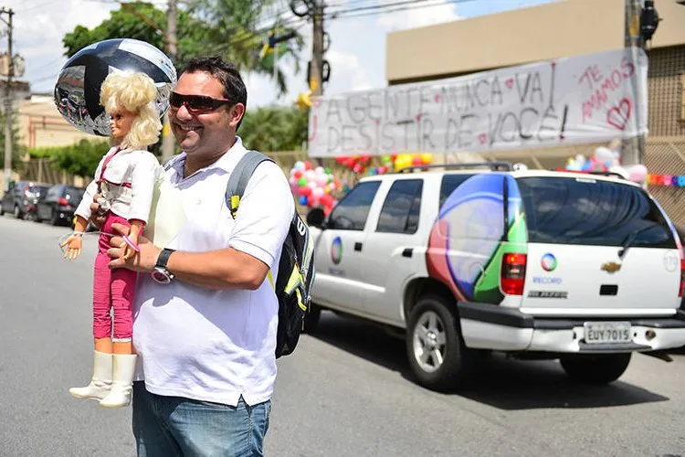 Repórter da Globo é suspenso após tietar Xuxa na porta da Rede Record