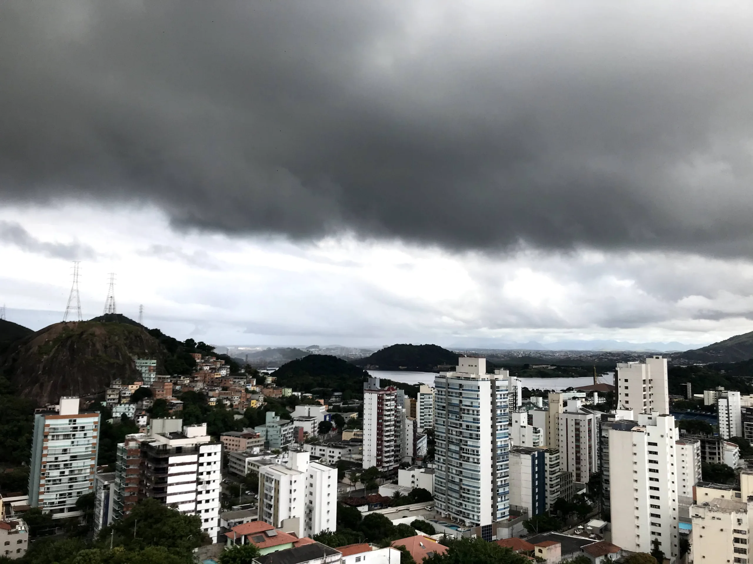 Institutos de meteorologia emitem avisos de chuva forte para o Espírito Santo. Veja a previsão!