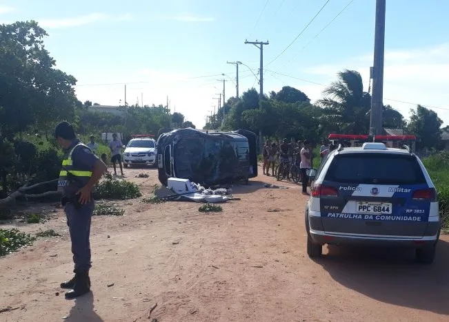 Criminoso rouba carro e capota com veículo durante fuga em Guarapari